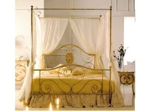 Letto matrimoniale con baldacchino