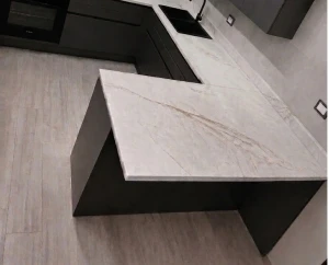 La cucina con penisola a Salerno che unisce il design minimale alla praticità di tutti i giorni