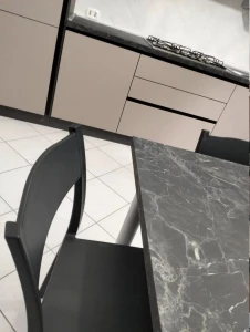 Cucine con gola e tavolo in tinta Salerno
