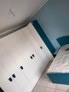 Cameretta con armadio ad angolo e letto una piazza e mezza a Salerno: progetto totale su misura