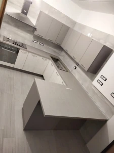 Progettazione di cucine con penisola per open space fluidi tra zona cottura e living